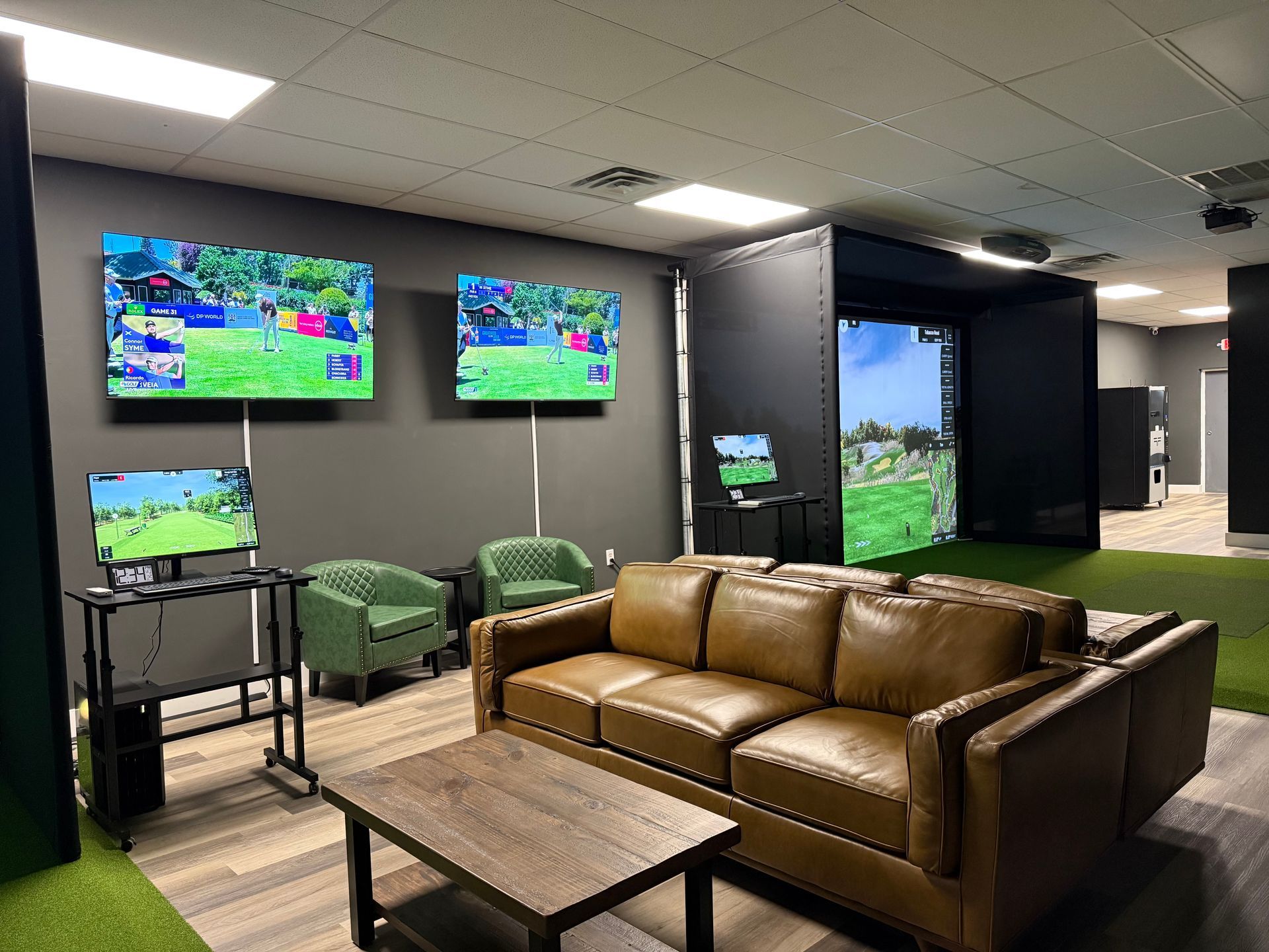 Tee Time Granbury simulator lounge and golf bay